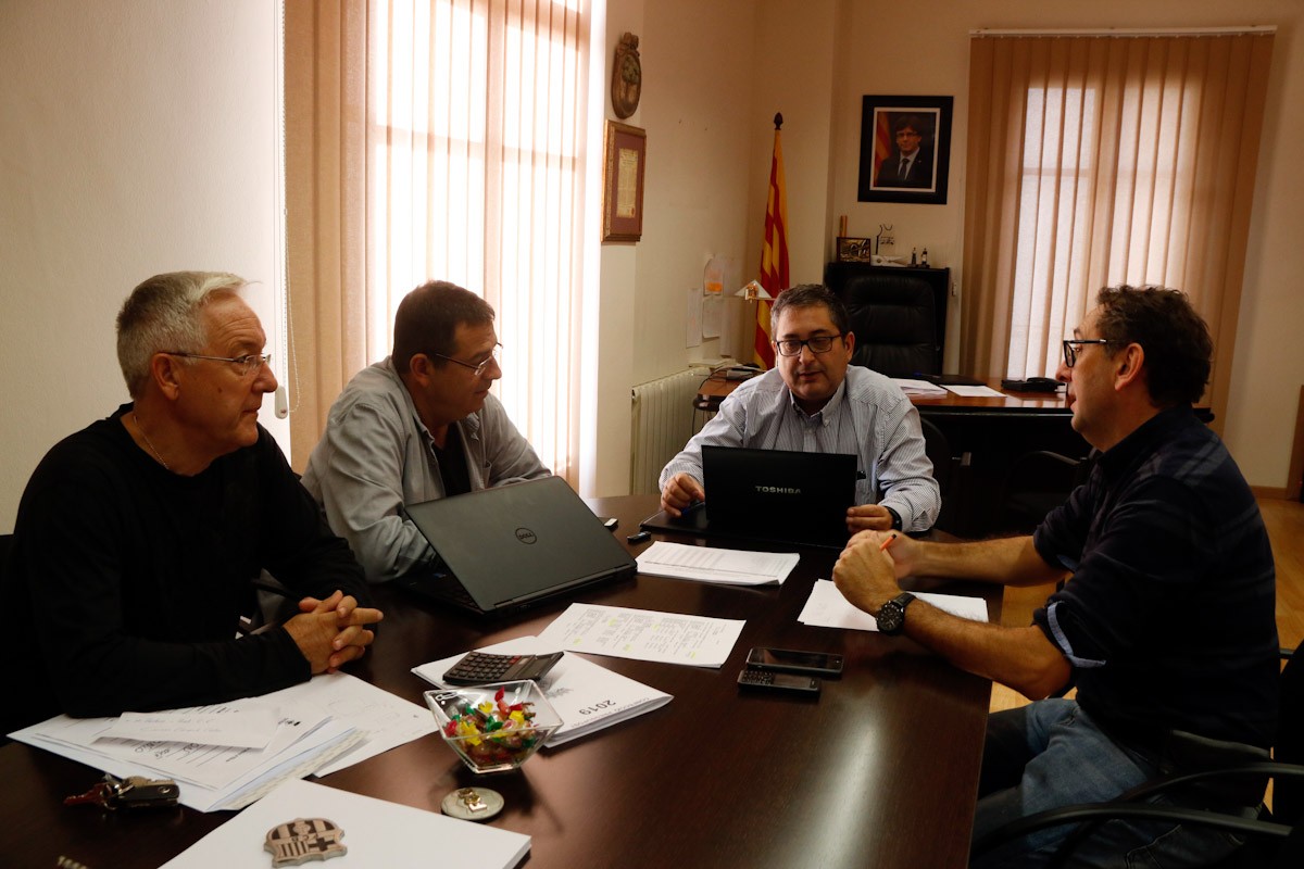 Pla obert de l'alcalde de Móra d'Ebre, Joan Piñol, reunit amb regidors del govern al seu despatx de l'Ajuntament. 