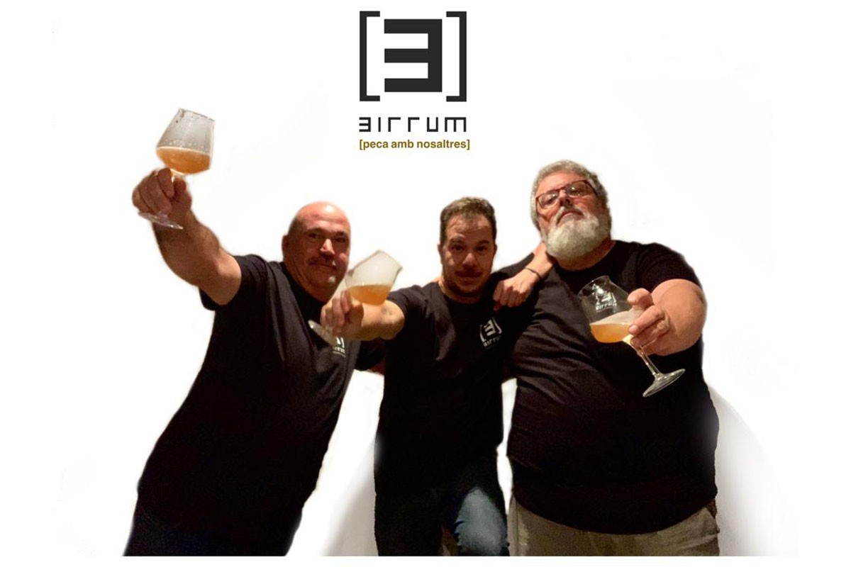 D'esquerra a dreta: Joan Planas, Jordi Pastells i Jordi Pomar amb la cervesa Invidia de Birrum