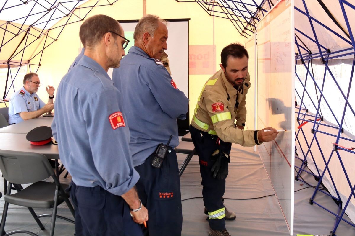 Els caps de l'operatiu de Bombers planifiquen l'estratègia per aturar l'incendi de Cobera d'Ebre  