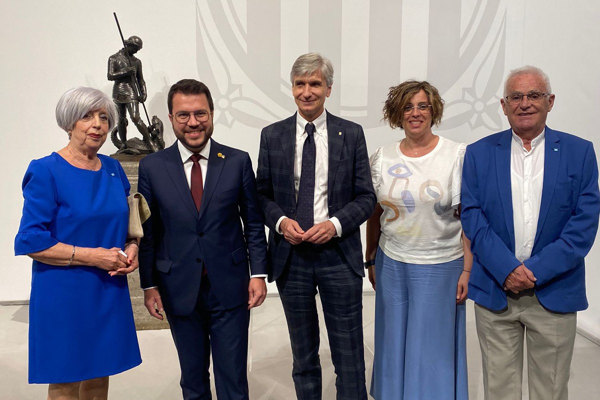 Maria Dolors Blanché i Josep Puigdefàbregas amb el president Aragonès i el conseller Argimon