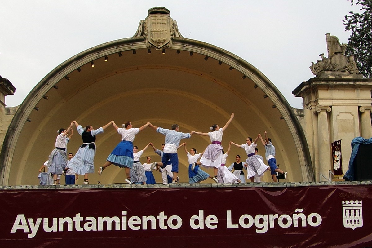 El Cos de Dansa del Casal Cultural Dansaires Manresans a les festes de San Bernabé de Logronyo
