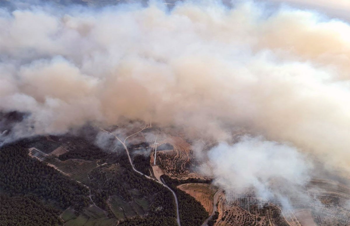 Imatge aèria de la fumerada de l'incendi de Corbera d'Ebre.