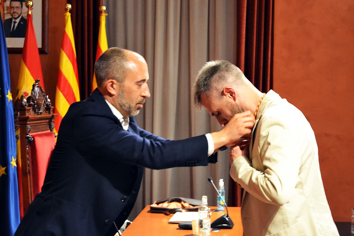 L'alcalde Marc Aloy penja la medalla al nou regidor Josep Maria Fius