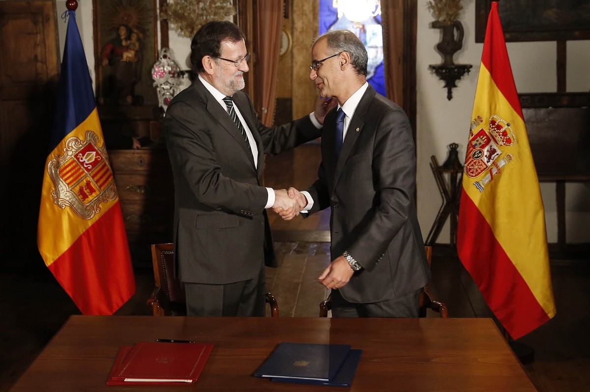 El president del govern espanyol, Mariano Rajoy, amb el president del principal d'Andorra, Antoni Martí, durant un viatge oficial el gener de 2015