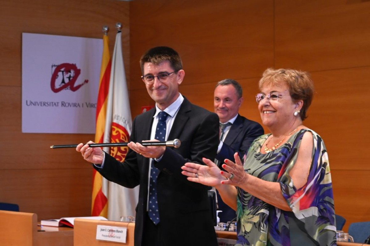 María José Figueras, rectora sortint, ha lliurat el bastó de comandament i la medalla de rector a Josep Pallarès
