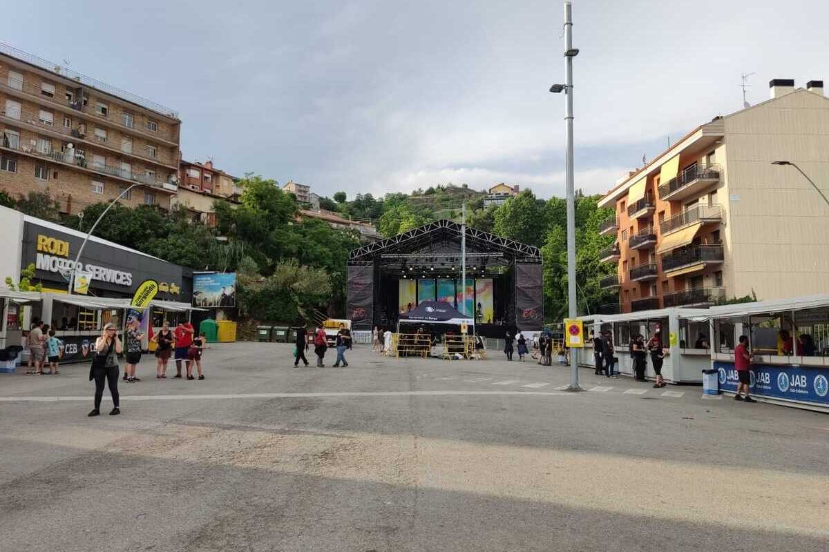 La plaça Cim d'Estela amb l'escenari i els mòduls per les entitats.