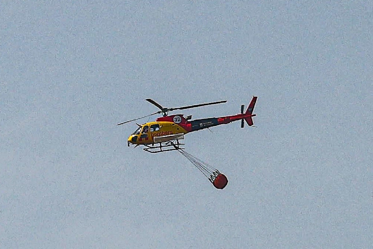 Un helicòpter sobrevola la zona de Lladurs.