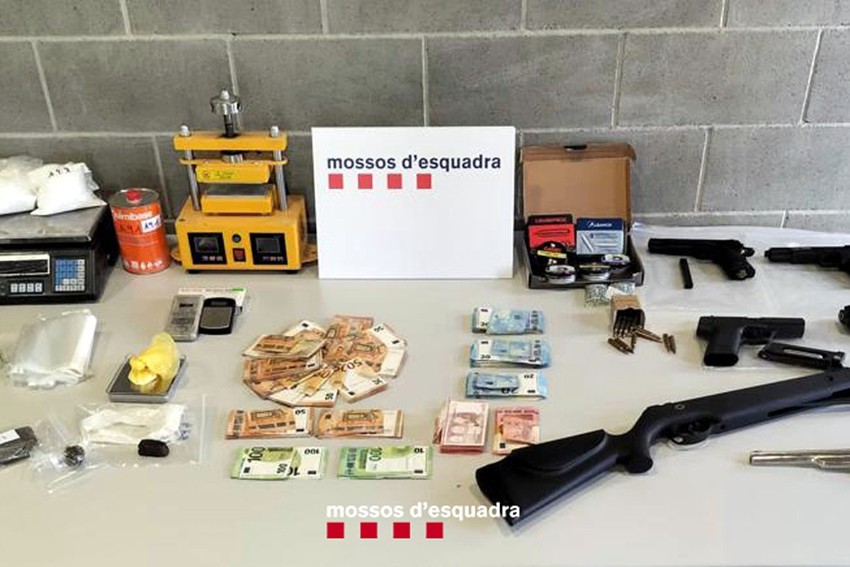 Les cinc armes, els 27.000 euros en efectiu i part de la droga decomissada als detinguts a Esparreguera.