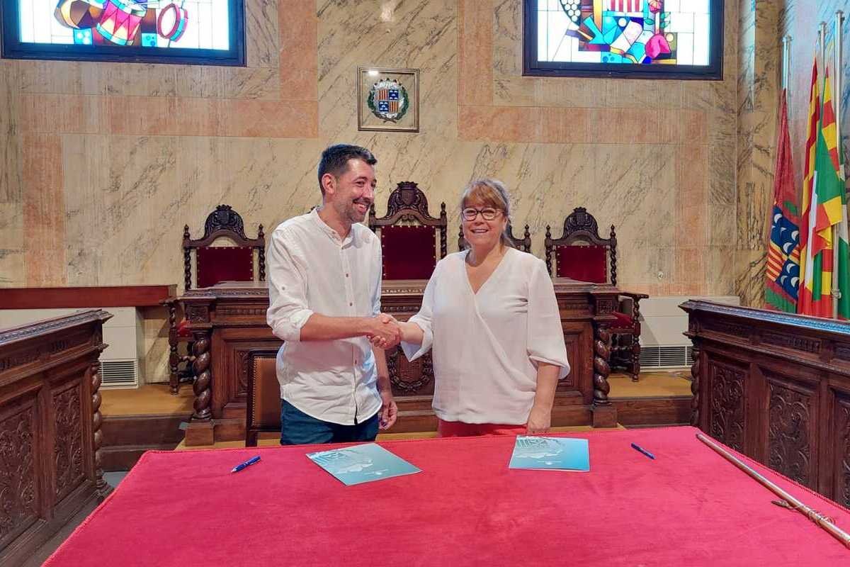 La consellera de Cultura, Natàlia Garriga, firma el conveni de finançament a la sala de plens de l'Ajuntament
