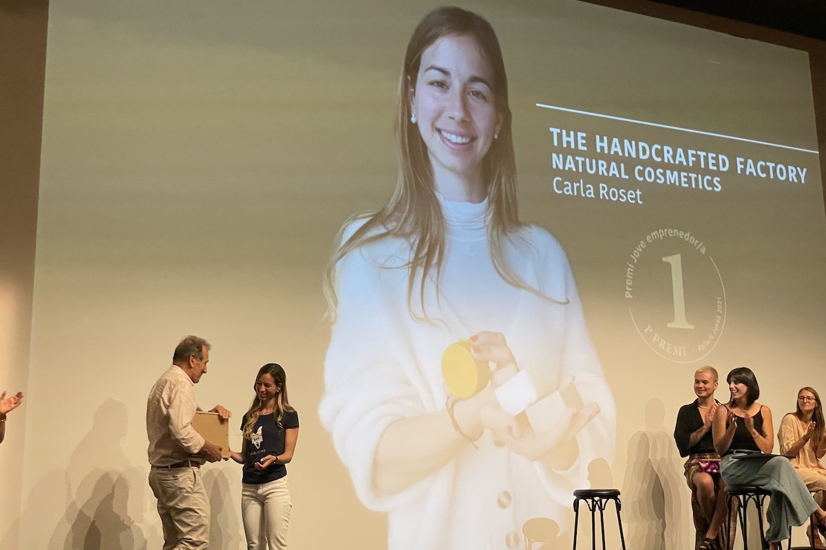 La poblatana Carla Roset recollint el primer premi del certamen