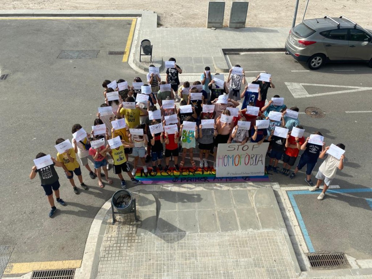 Els alumnes de l'Escola Sant Llàtzer demanen que s'aturen els actes homòfobs davant la seua escola i davant la societat 