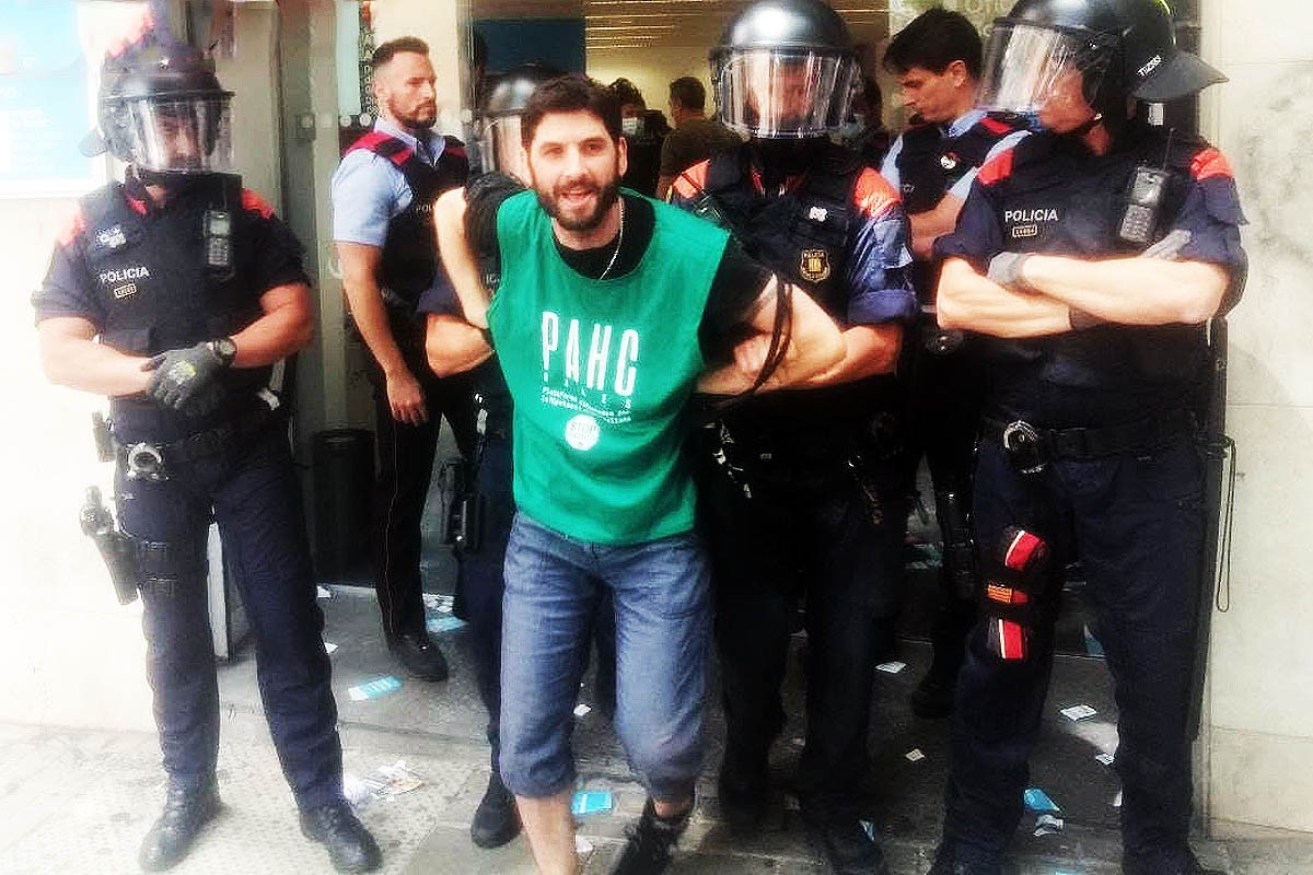 Antiavalots dels Mossos arrosseguen un activista de la PAHC que s'havia tancat a Endesa de Sabadell