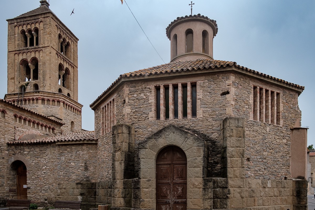 L'edificació adjacent a l'església de Santa Eugènia de Berga, coneguda com «la garrafa».