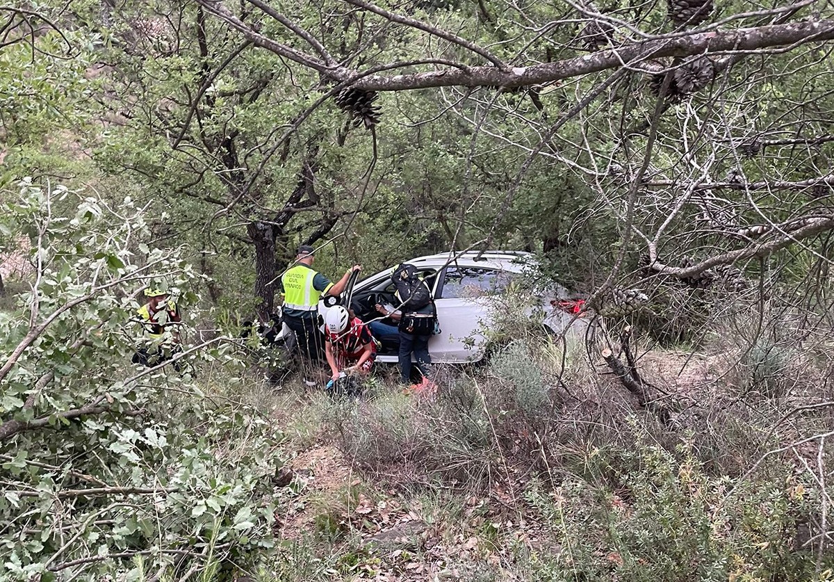 Efectius dels cossos d'emergències rescaten una conductora que ha caigut amb el seu vehicle per un barranc de 60 metres a Barbastre.