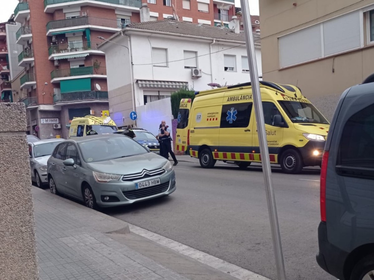 Ambulàncies atenen la persona ferida al carrer Aribau