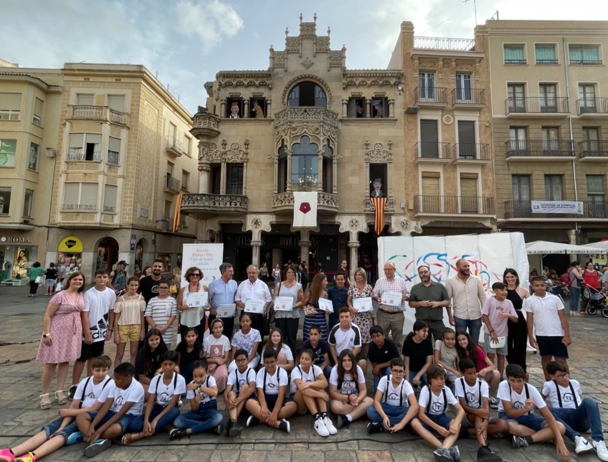 Fotografia de grup amb els alumnes i els representants de «Les 7 meravelles de Reus»