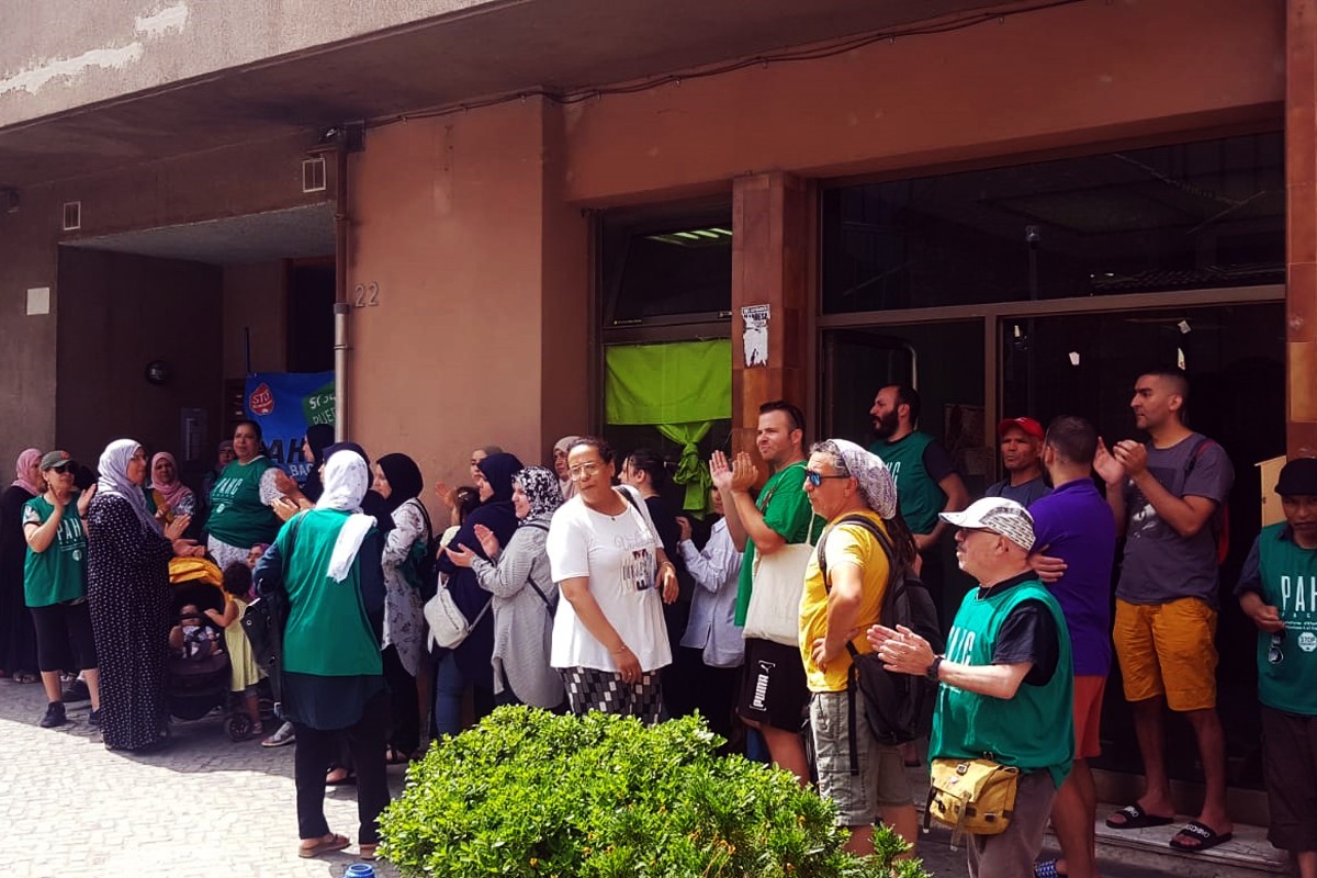 Activistes de la PAHC Bages concentrats a la porta de l'immoble
