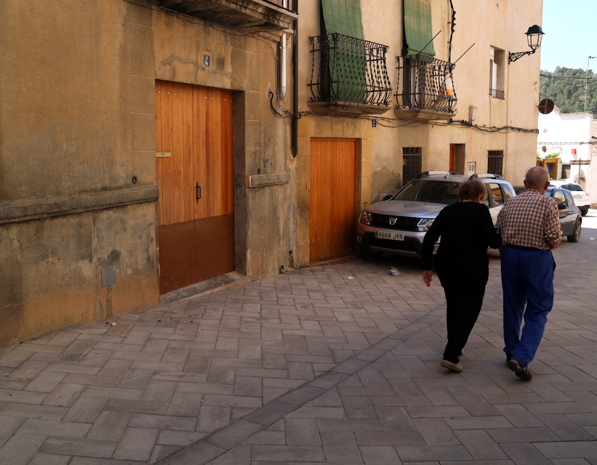 Una parella d'avis passegen pels carrers de Caseres  