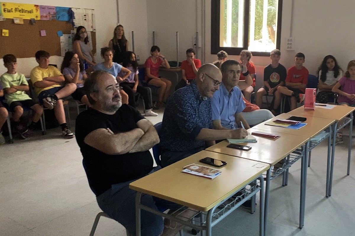 Ignasi Cebrian, Albert Tulleuda i Joan Calmet escoltant els alumnes del Peguera