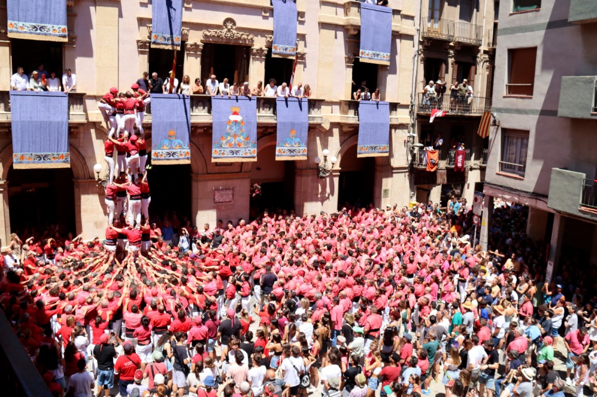 Imatge de la plaça del Blat de Valls, durant l'actuació castellera de la diada de Sant Joan 