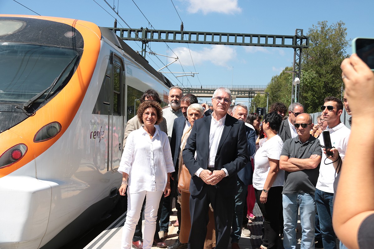 L'alcaldessa de Santa Perpètua de Mogoda, Isabel García, i el president de Renfe, Isaías Táboas, durant la inauguració de la nova estació de tren del municipi.