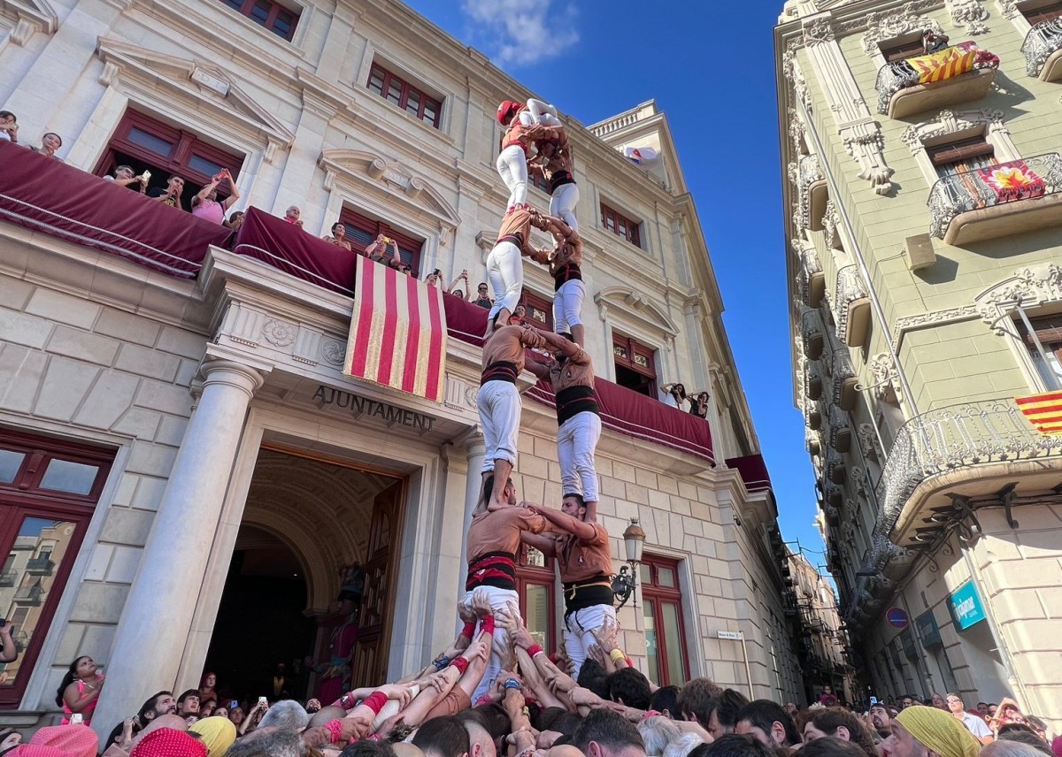 Actuació dels Xiquets de Reus, a la Diada Castellera de Sant Pere
