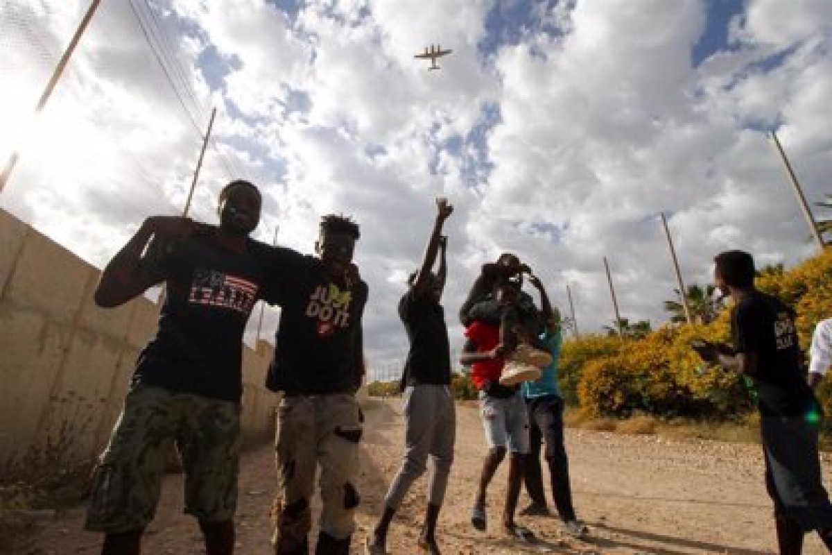 Un grup de migrants celebra el salt de la valla de Melilla