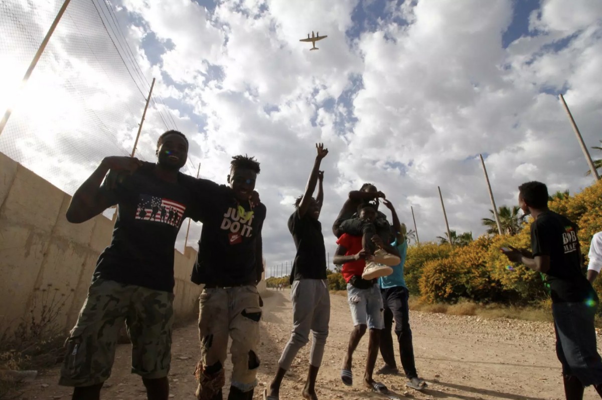 Un grup reduït de migrants aconsegueix saltar la valla de Melilla.