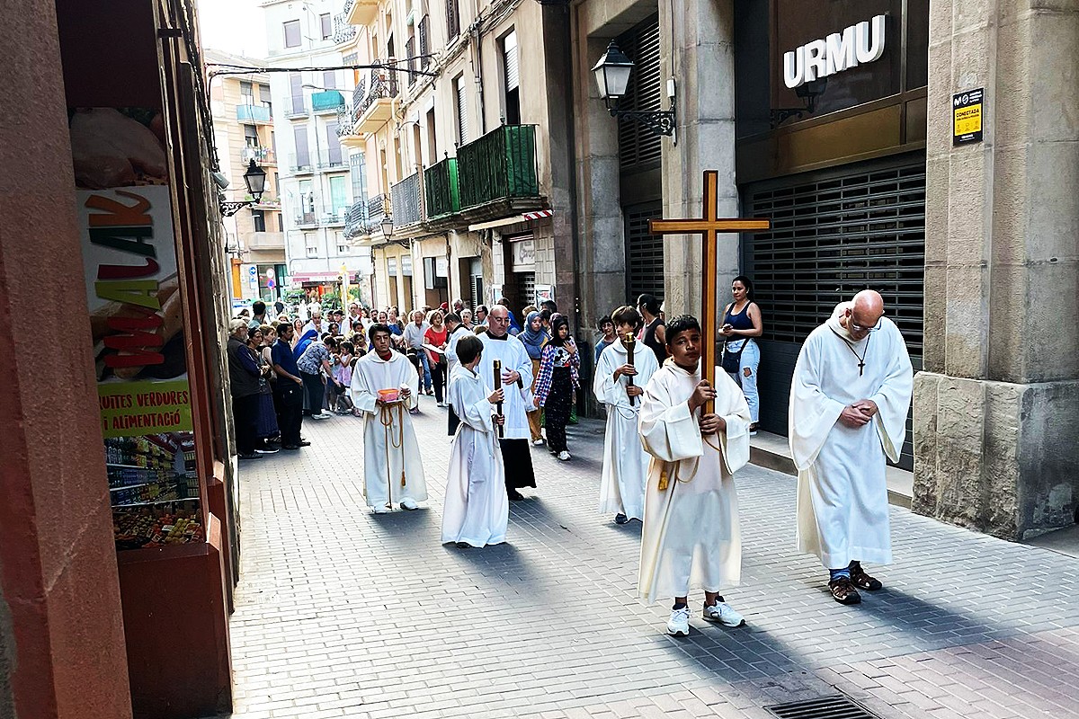 Membres de l'ultraconservador Institut del Verb Encarnat en processó pel carrer Urgell