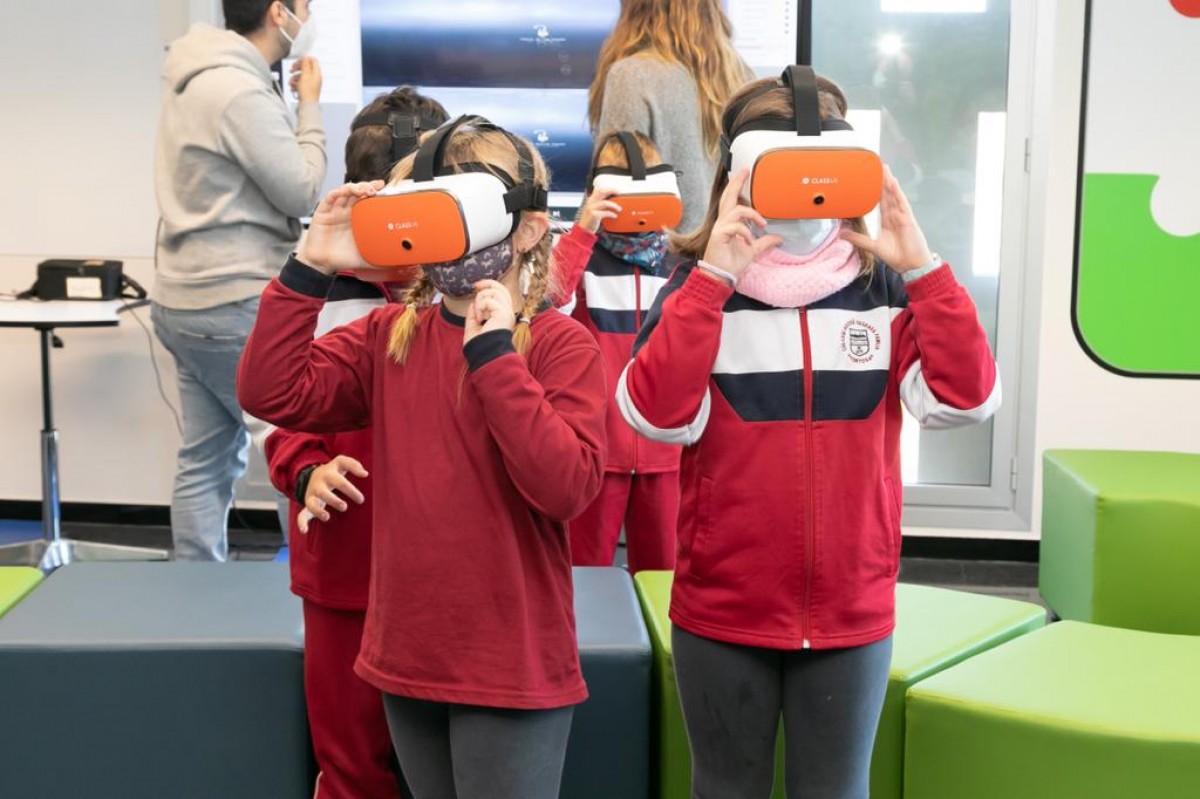 Alumnes d’infantil fan ús de les ulleres de realitat virtual durant una activitat a l’Aula Idees.