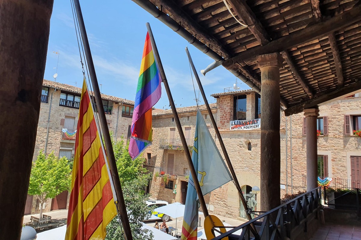 Bandera irisada al balcó de l'Ajuntament de Santpedor