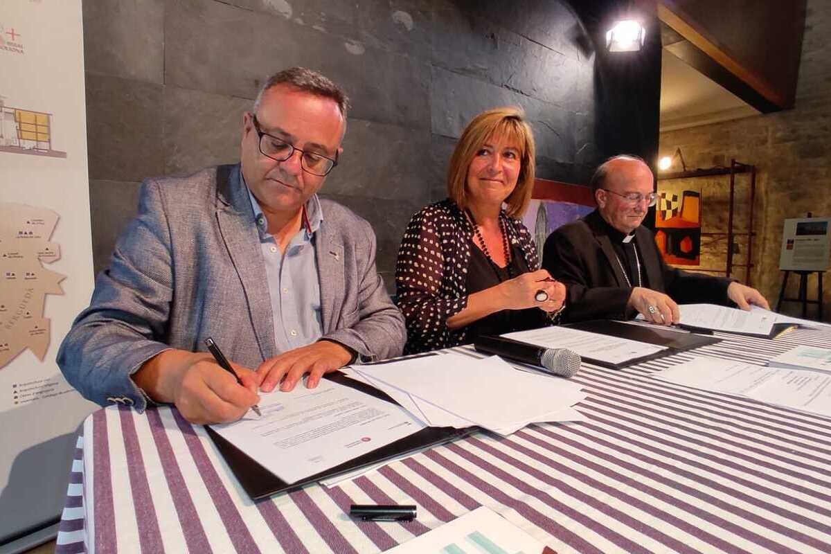 Josep Lara, Núria Marín i Francesc Conesa durant la signatura del conveni. 