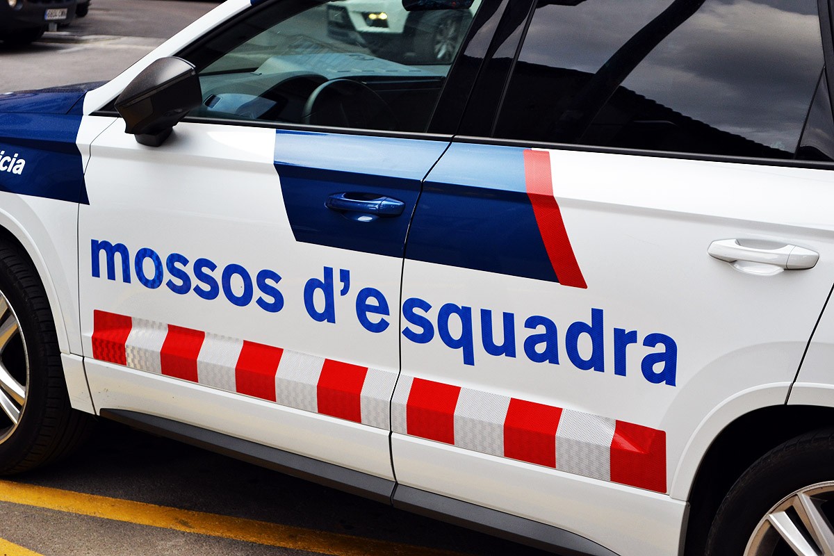 Els Mossos d'Esquadra treient l'home del vehicle policial