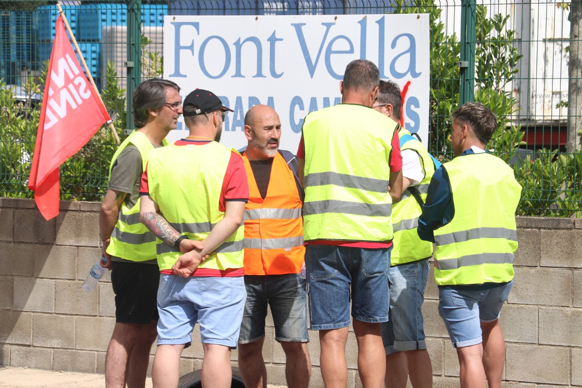 Treballadors de Font Vella en vaga concentrats davant l'empresa
