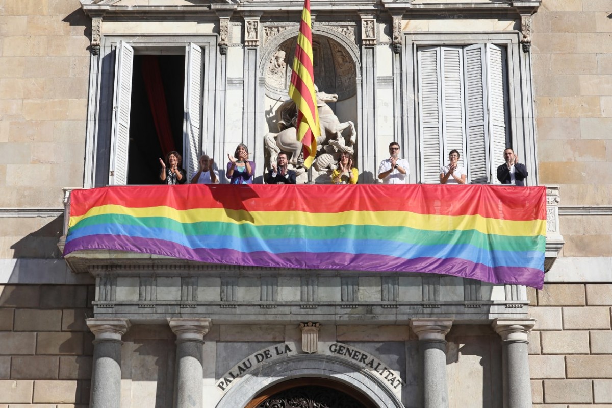 El balcó del Palau de la Generalitat, amb la bandera del col·lectiu LGTBIQ+.