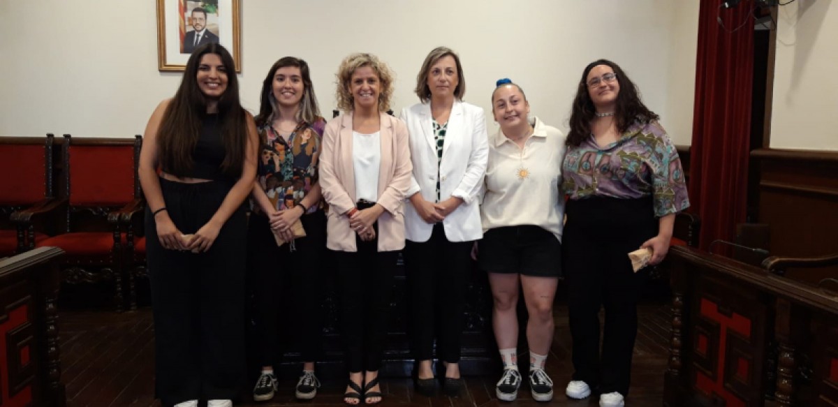 Les integrants del grup tortosí Damas de España, després de la conferència LGTBIQ+ a l'Ajuntament de Tortosa 