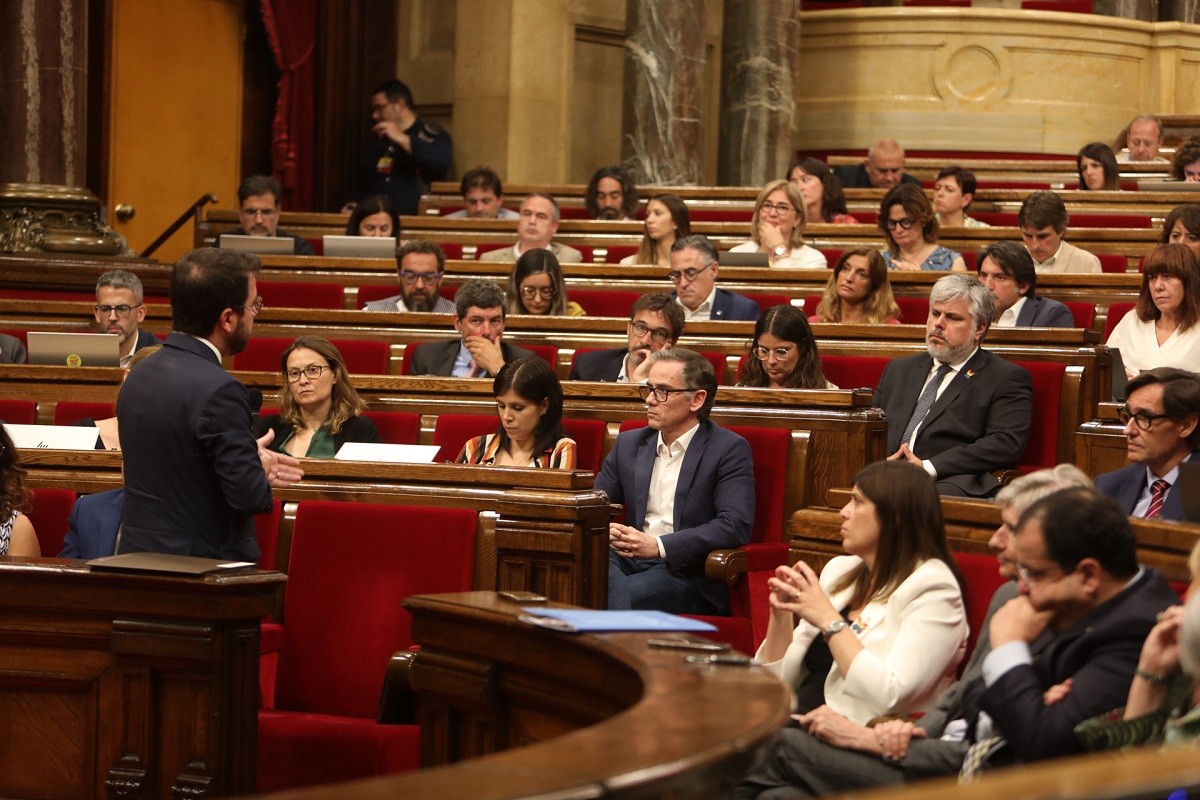Pera Aragonès, dret al Parlament durant una sessió de control