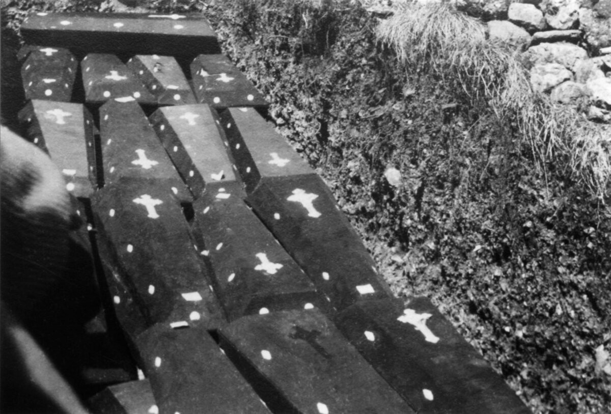 Els taüts dels difunts a punt de ser enterrats en una fossa comuna, el 15 d'abril del 1944.