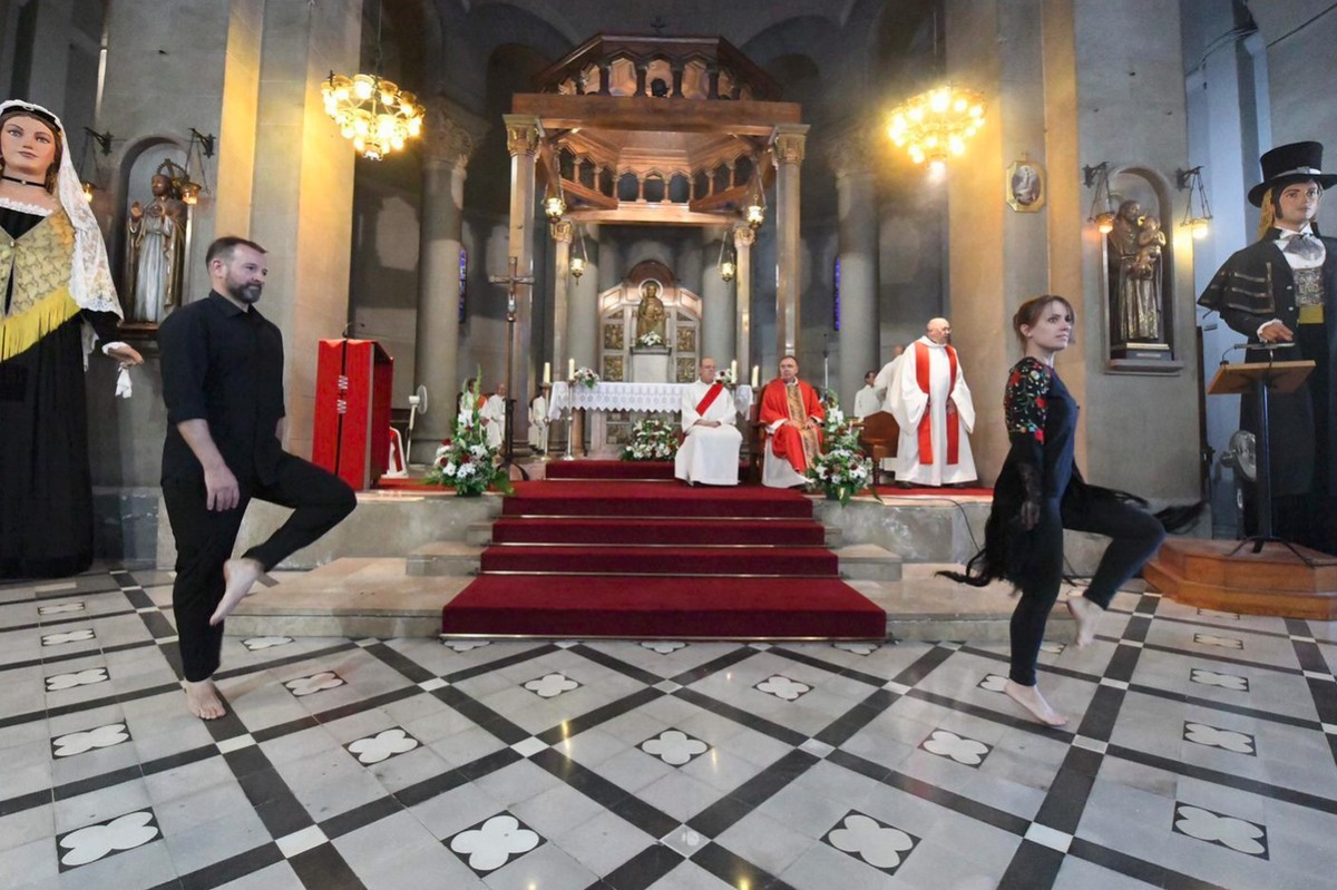 L'Esbart de Rubí balla en honor a Sant Pere a la missa solemne