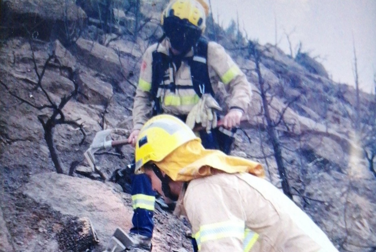 Els Bombers treballant en l'incendi d'Artesa de Segre