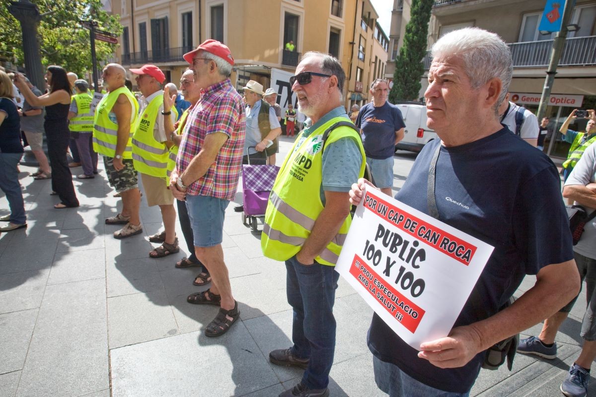 Protesta al Raval de Montserrat per reclamar al gestió pública del nou CAP Can Roca. 