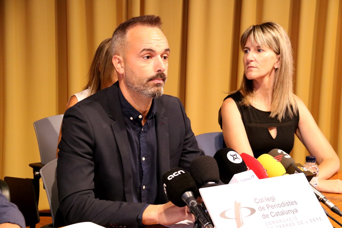 L'alcalde d'Alcanar, Joan Roig, en roda de premsa a la seu de la Demarcació Terres de l'Ebre del Col·legi de Periodistes de Catalunya  