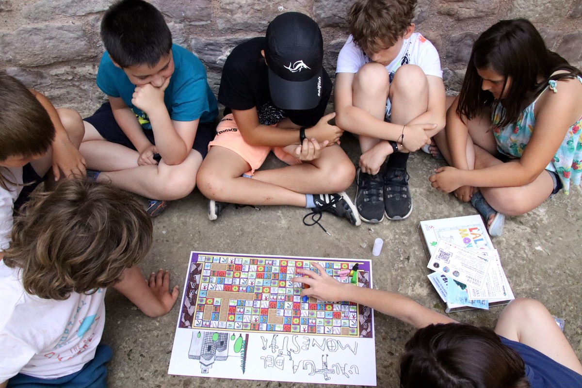 Alumnes de l'escola rural de l'Estany juguen a «El joc de l'Àliga» que han creat ells mateixos