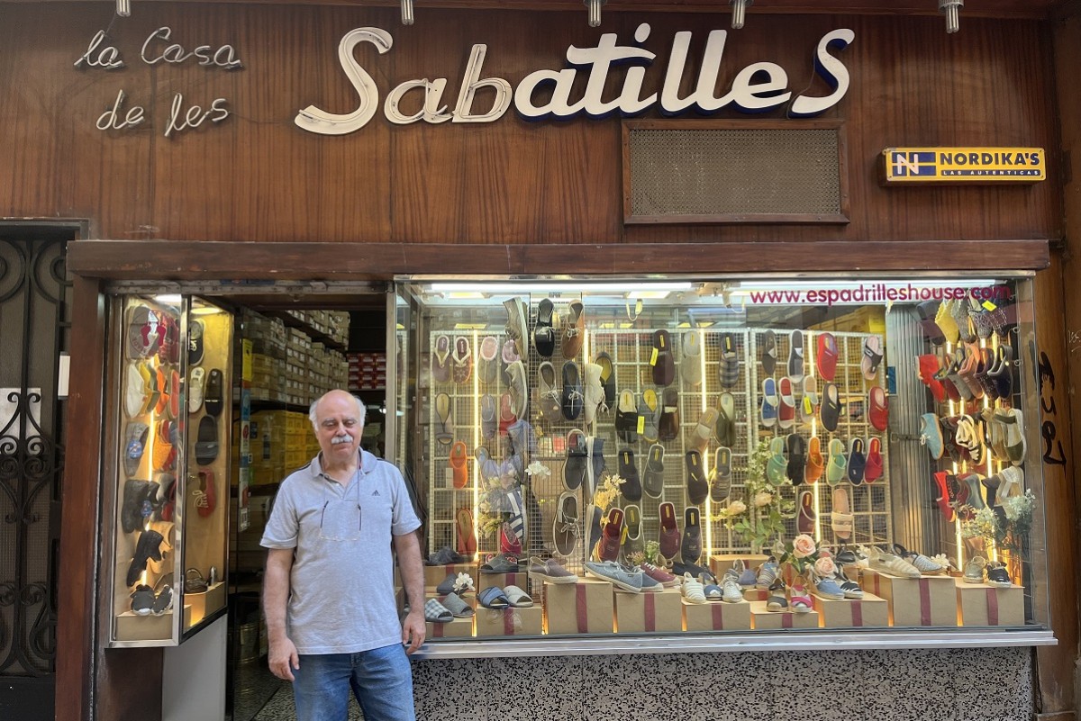 Joan Carles Iglesias, davant l'històric local de la Casa de les Sabatilles.
