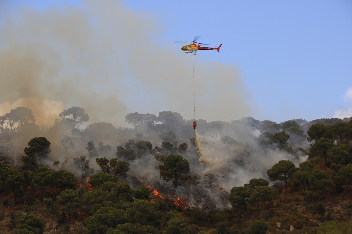 Un helicòpter dels Bombers treballant a l'incendi de Castell d'Aro