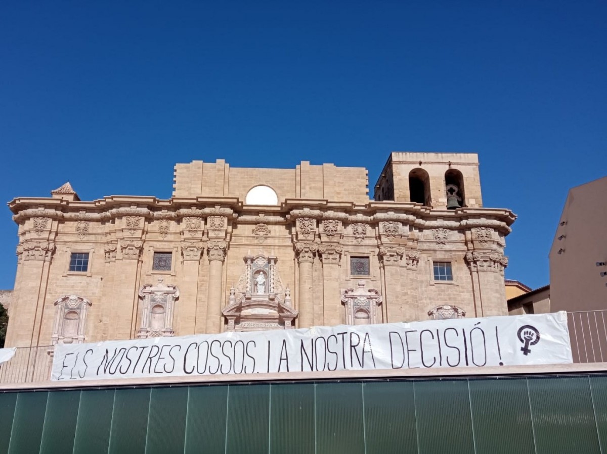 Pancarta del Col·lectiu Vaga Feminista Terres de l'Ebre a la plaça de la Catedral de Tortosa 
