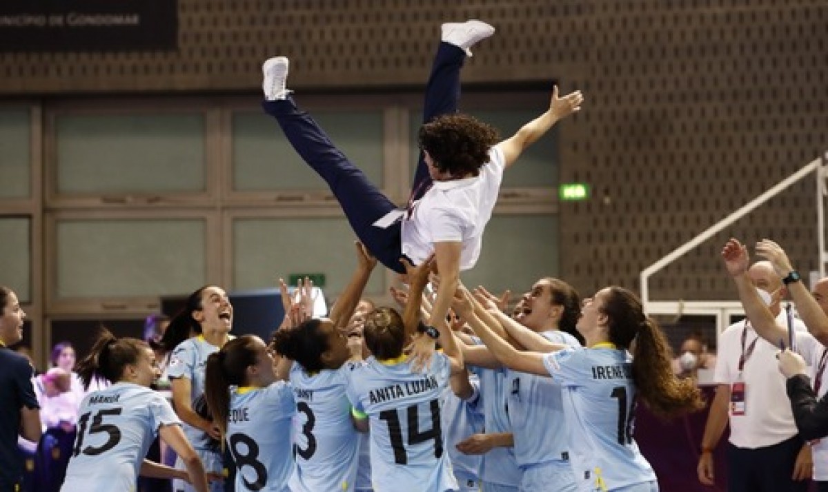 Clàudia Pons celebrant la victòria de l'europeu amb les seves jugadores.