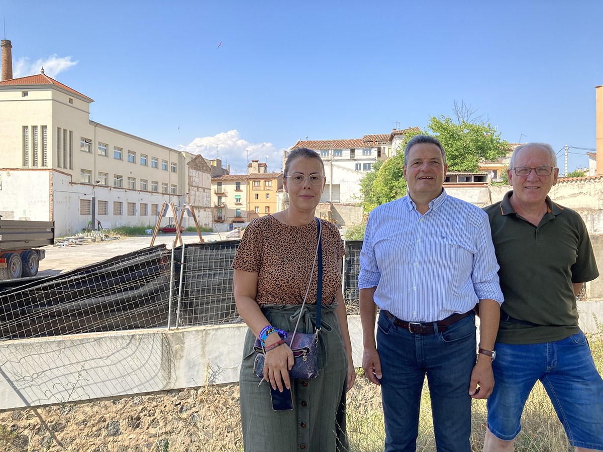 Els tres regidors del PSC a l'Ajuntament d'Olot davant la zona on es construirà la vuitantena d'immobles