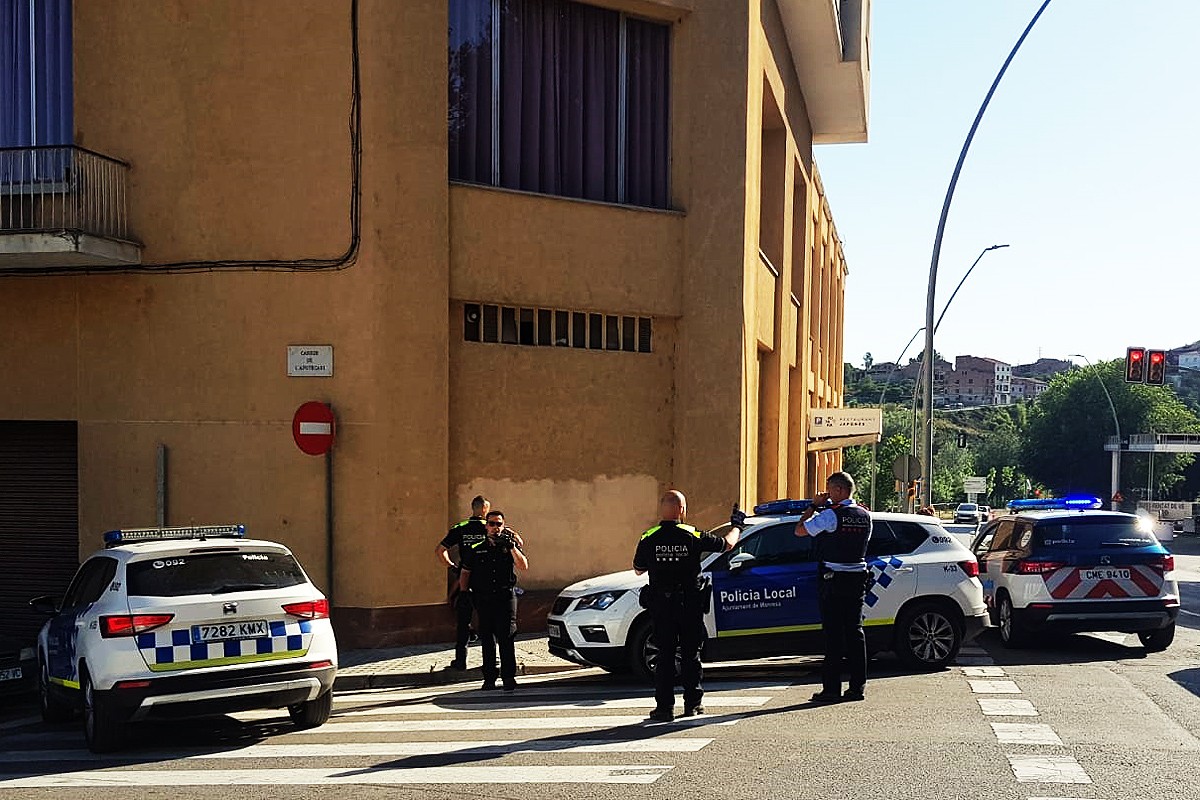 Agents de la Policia Local de Manresa i dels Mossos amb l'agressor a la paret
