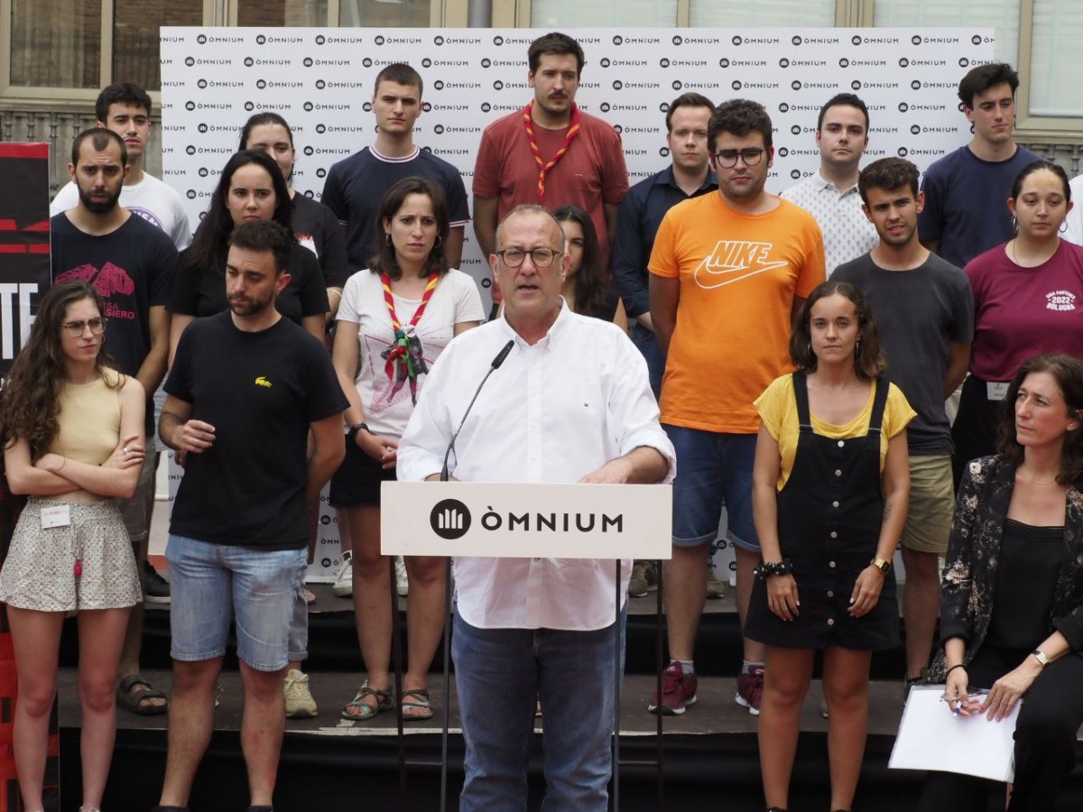 El president d'Òmnium, Xavier Antich, acompanyat d'organitzacions independentistes juvenils